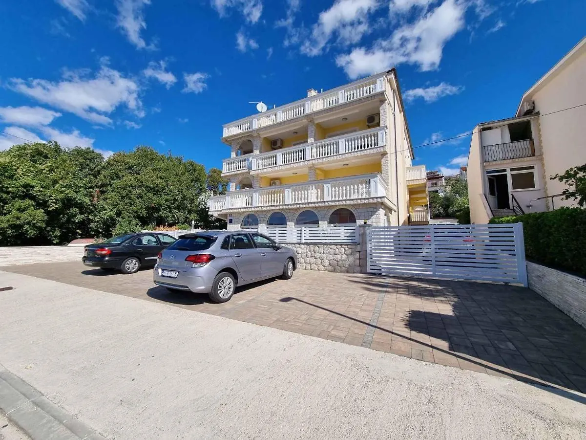 Apartments In Crikvenica 44145