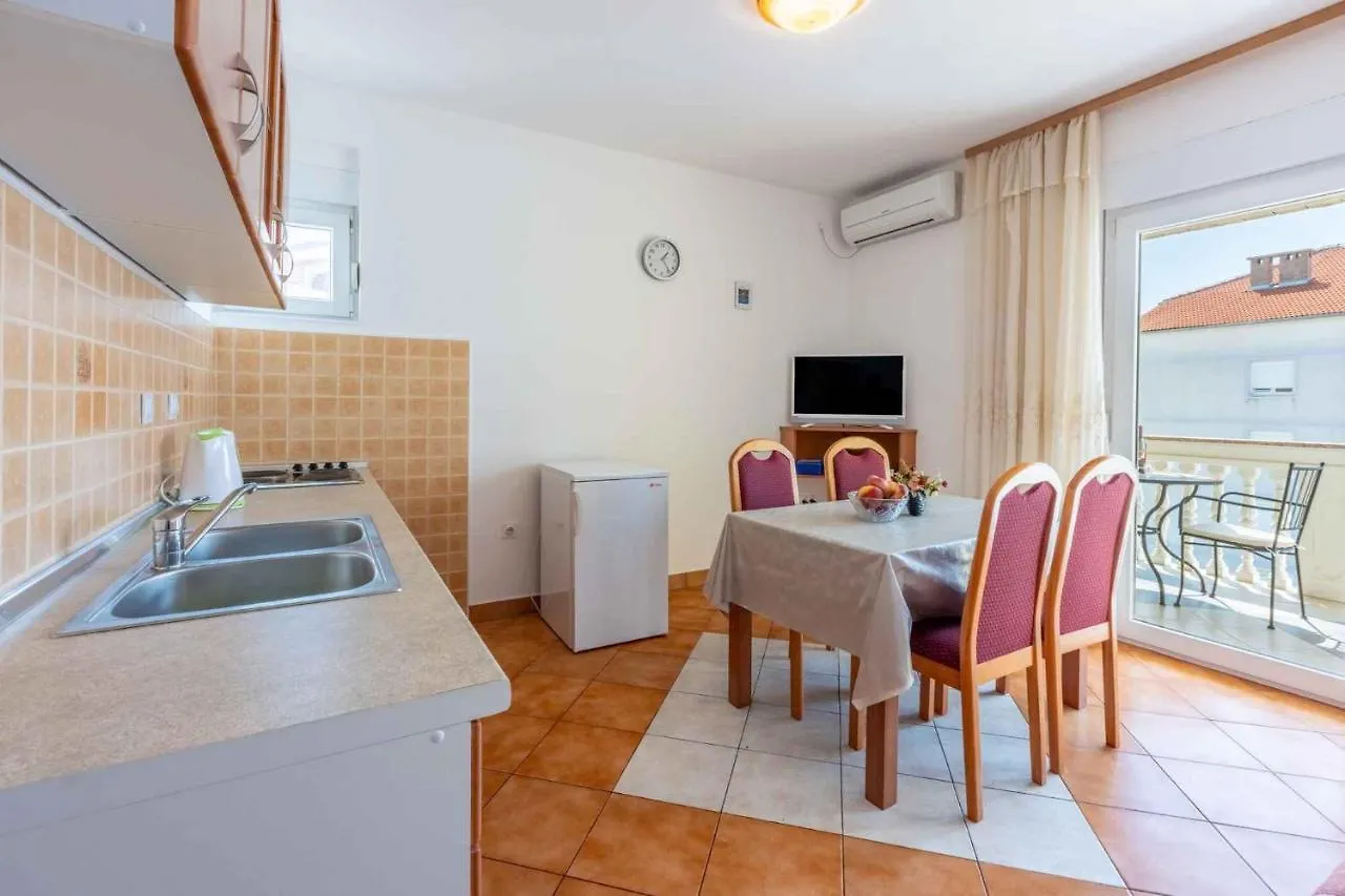 Apartments In Crikvenica 44145