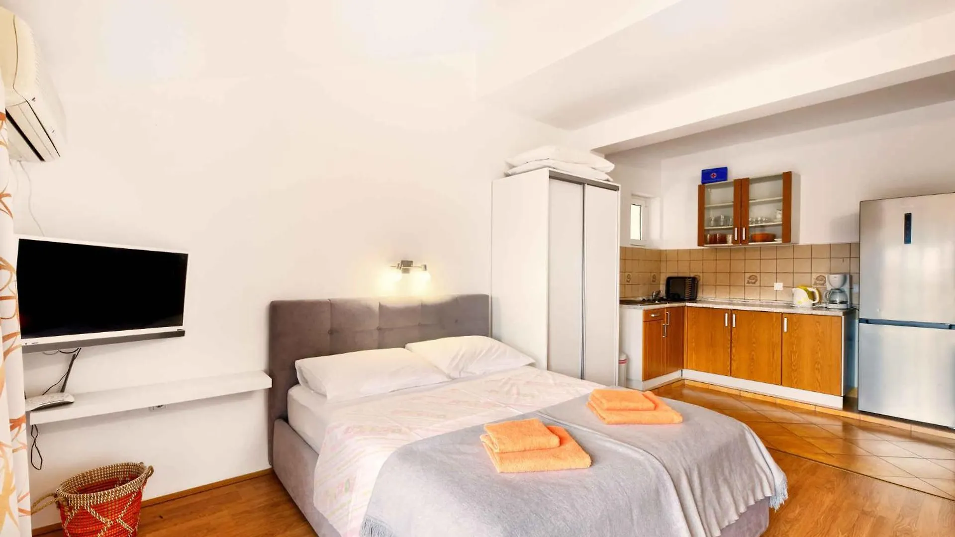Apartments In Crikvenica 44145