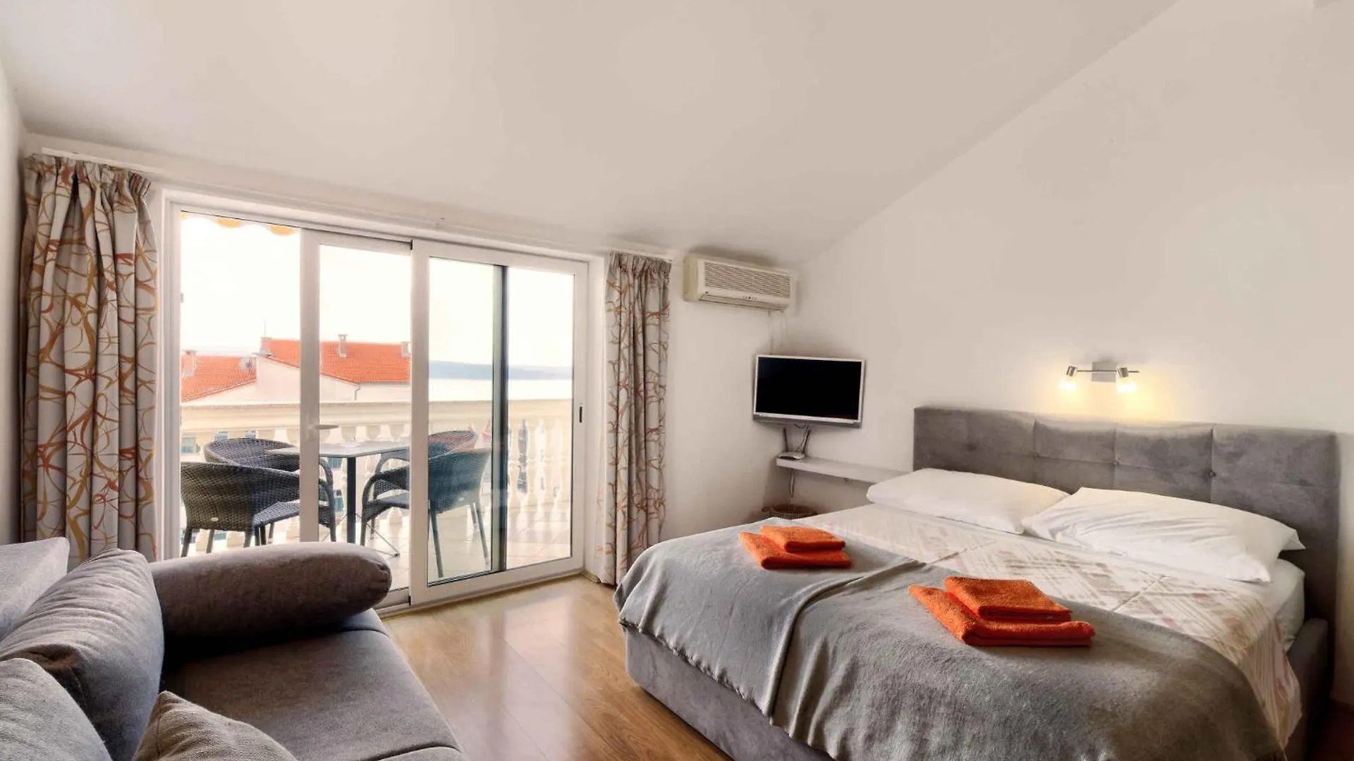 Apartments In Crikvenica 44145